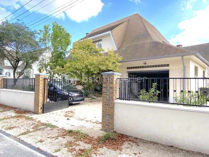 Propriété - 330 m² - 9 pièces