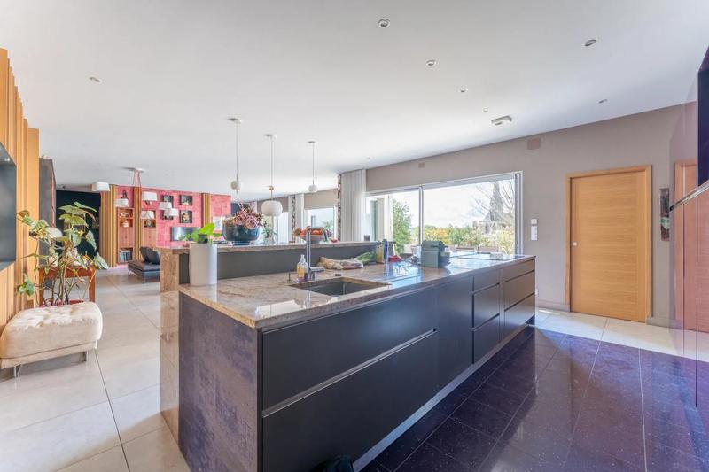 Maison - 230 m² - 8 pièces