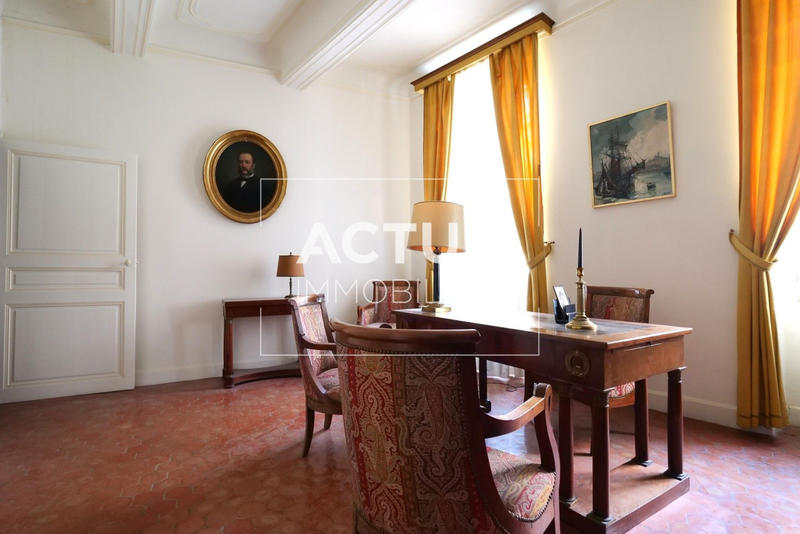 Maison - 439 m² - 9 pièces