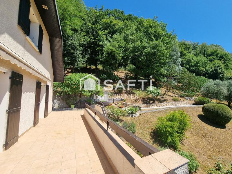 Maison - 257 m² - 9 pièces