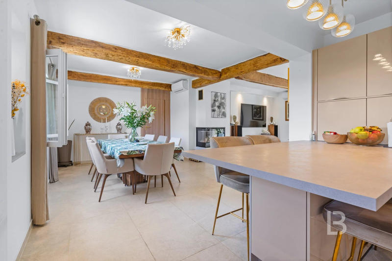 Maison - 315 m² - 8 pièces