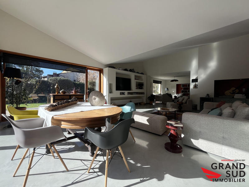 Maison - 237 m² - 8 pièces