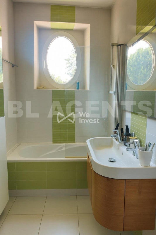 Maison - 240 m² - 8 pièces