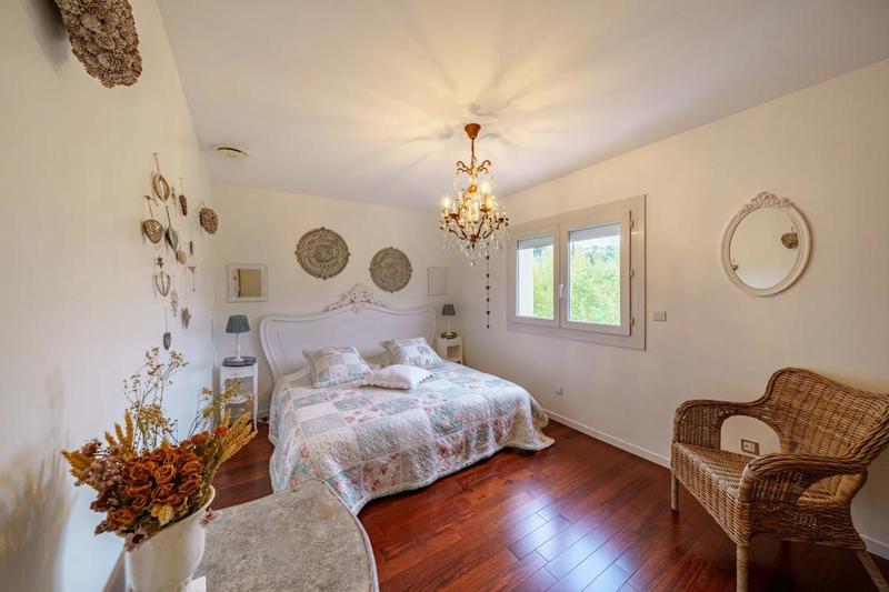 Maison - 335 m² - 12 pièces