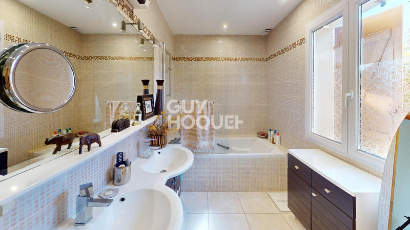 Maison - 220 m² - 9 pièces