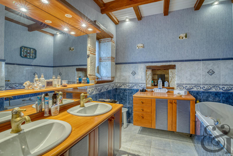 Maison - 321 m² - 9 pièces