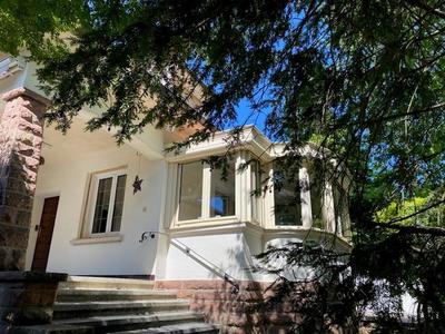 Maison - 218 m² - 9 pièces