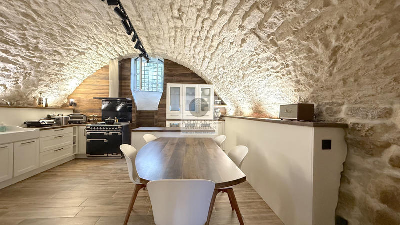 Maison - 219 m² - 6 pièces