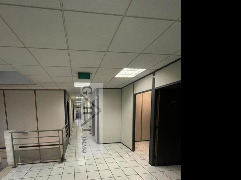 Entrepôt - 1 858 m²