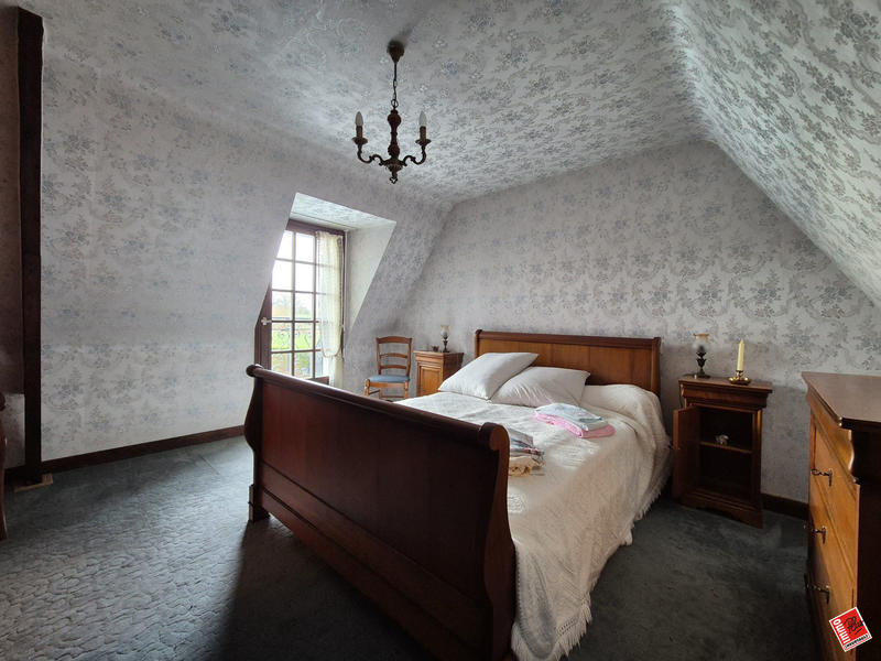 Maison traditionnelle - 188 m² - 10 pièces