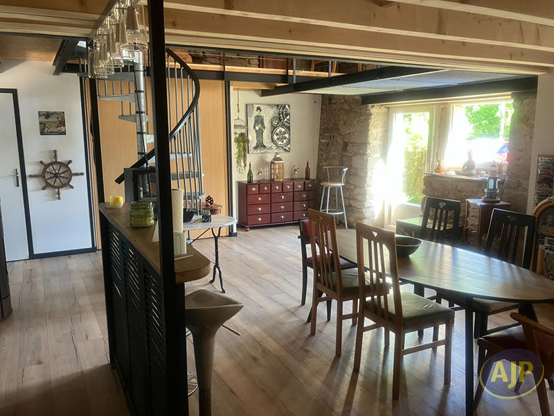 Maison - 180 m² - 8 pièces