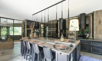 Maison - 370 m² - 16 pièces