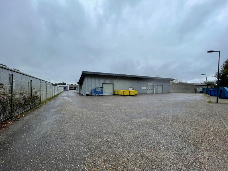Local d'activité / Entrepôt - 216 m²