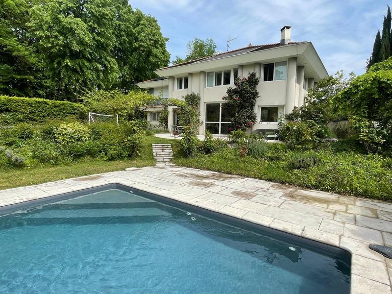 Maison - 237 m² - 8 pièces