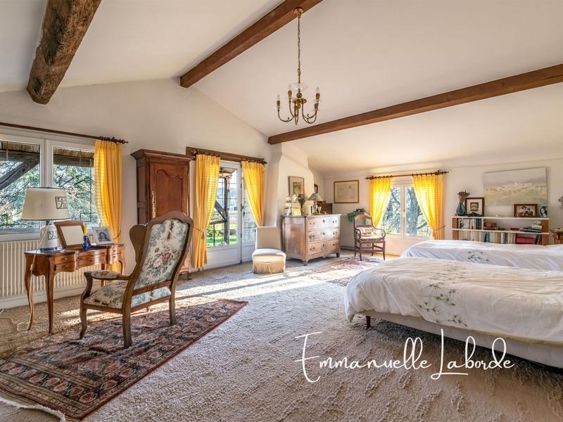 Propriété - 315 m² - 9 pièces