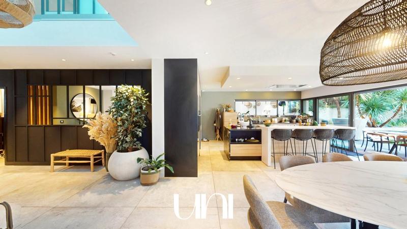 Maison - 270 m² - 7 pièces