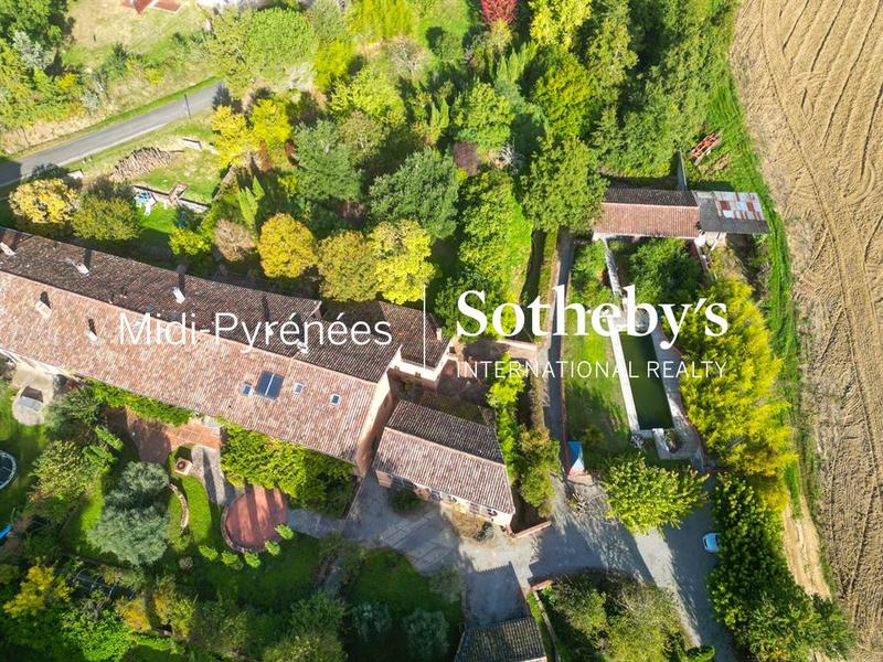 Maison - 560 m² - 12 pièces