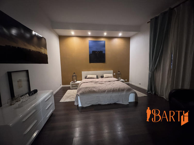 Maison - 260 m² - 7 pièces