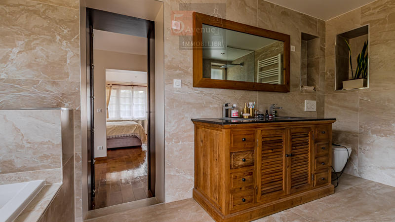 Maison - 220 m² - 6 pièces