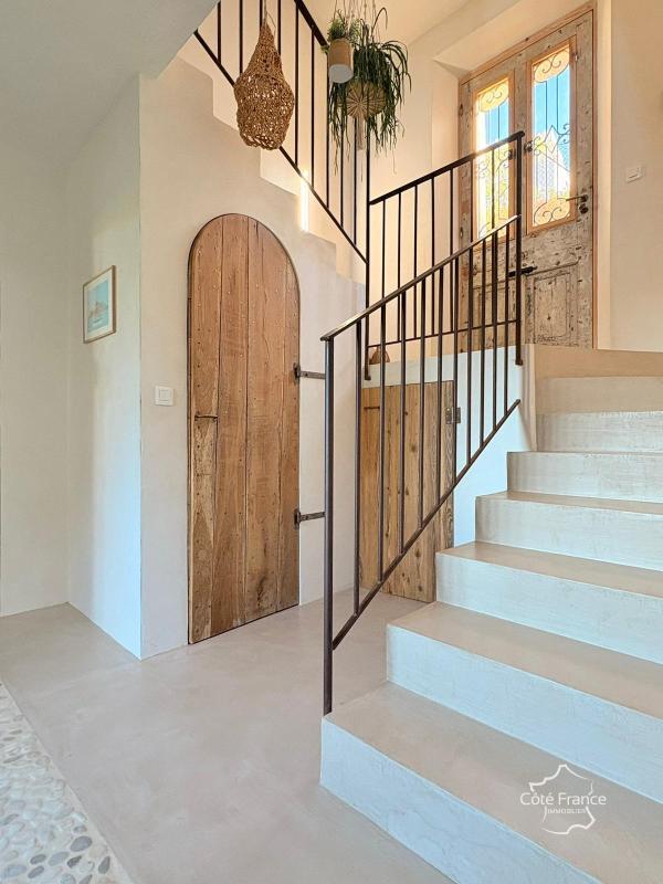 Villa - 239 m² - 9 pièces