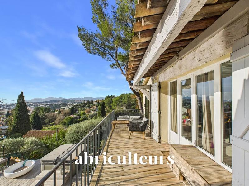 Maison - 227 m² - 7 pièces