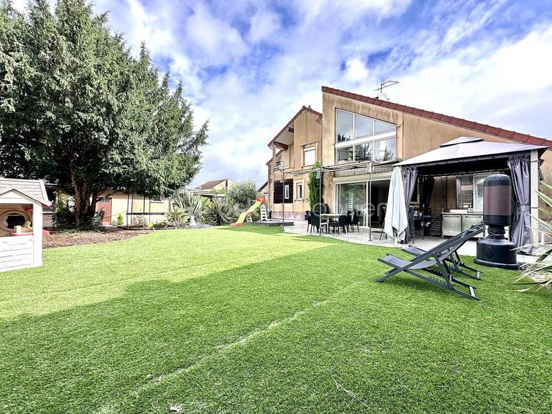 Maison - 265 m² - 8 pièces