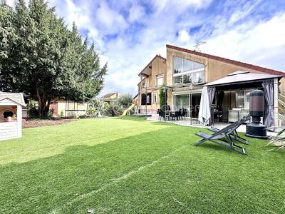 Maison - 265 m² - 8 pièces