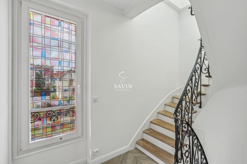 Maison - 247 m² - 8 pièces