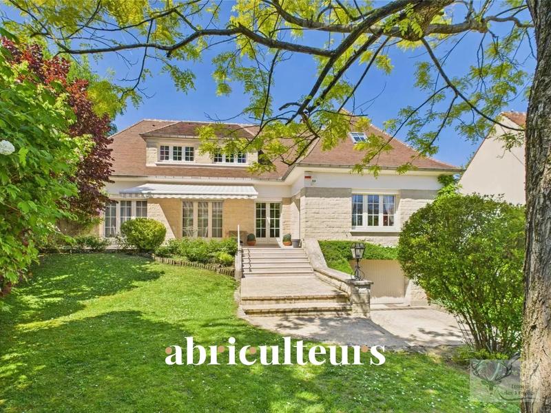 Maison - 200 m² - 11 pièces