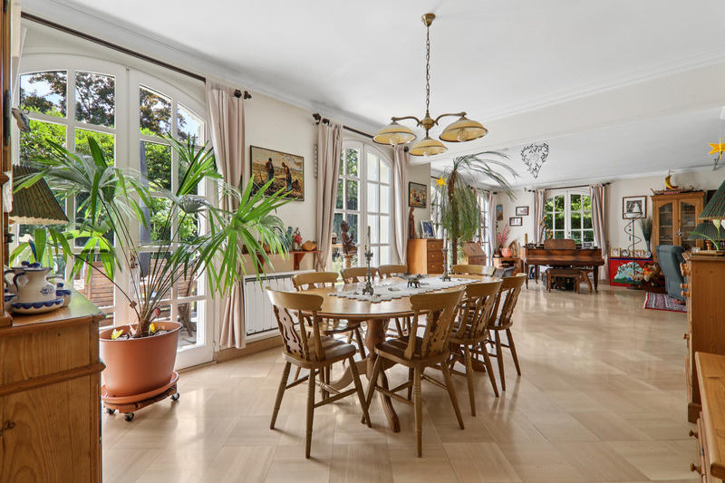 Maison - 275 m² - 15 pièces