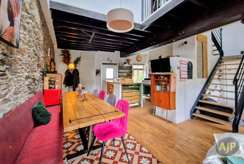 Maison - 235 m² - 9 pièces