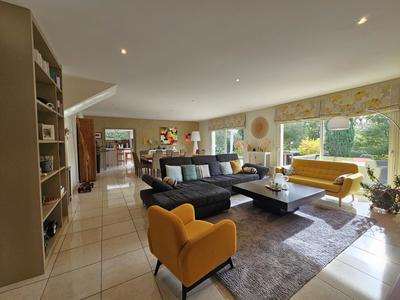 Propriété - 245 m² - 9 pièces