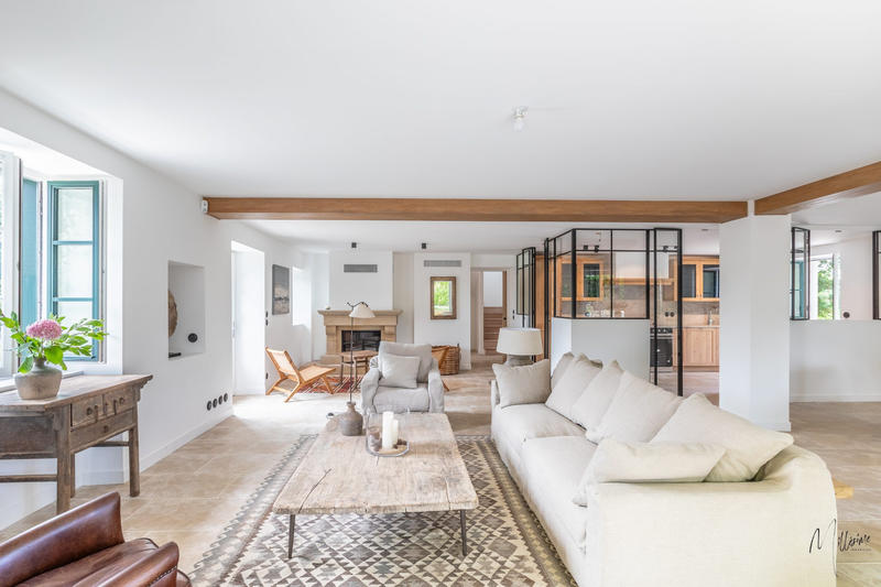 Maison - 240 m² - 8 pièces