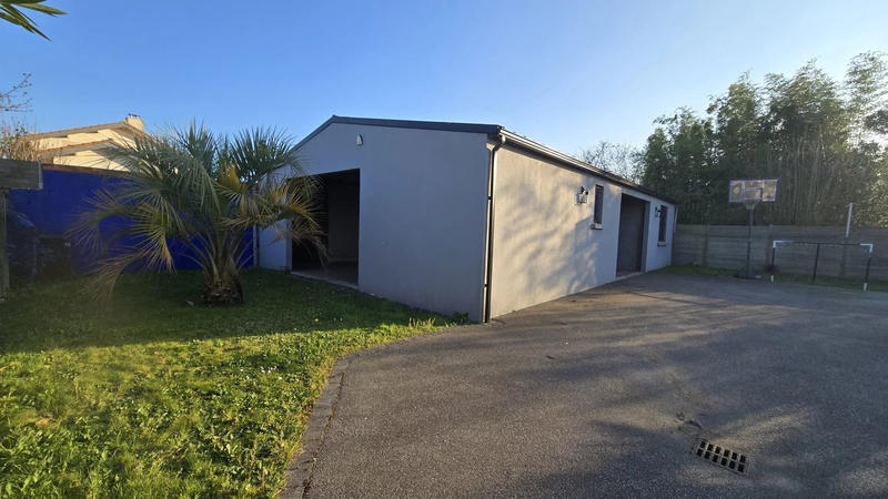 Maison - 216 m² - 8 pièces