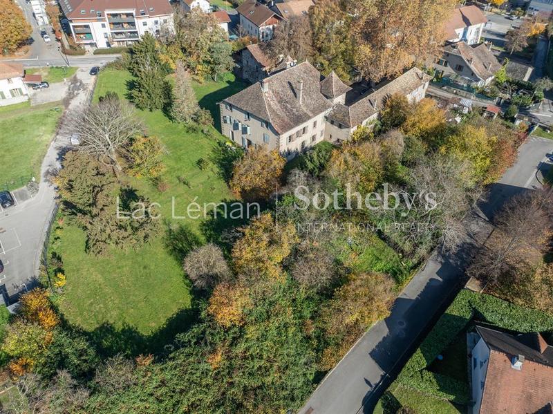 Maison - 1 131 m² - 15 pièces