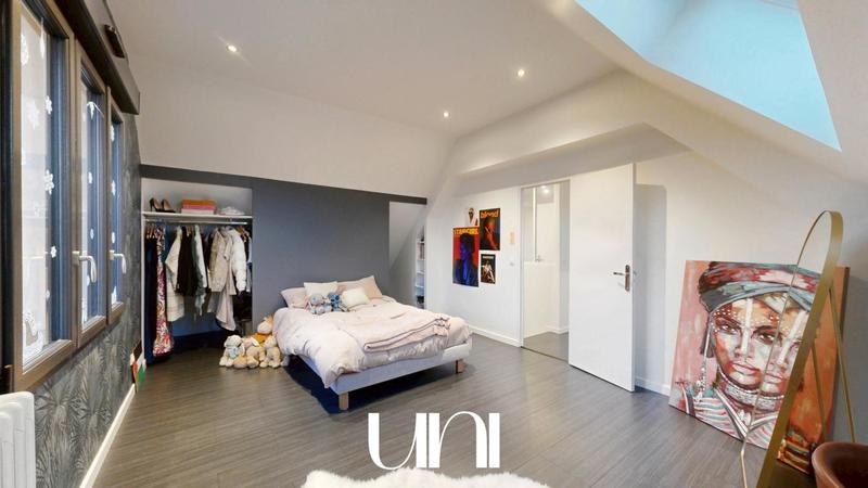 Maison - 208 m² - 9 pièces