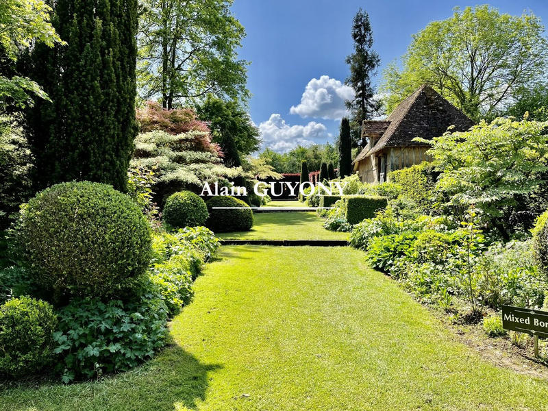 Maison - 875 m² - 25 pièces