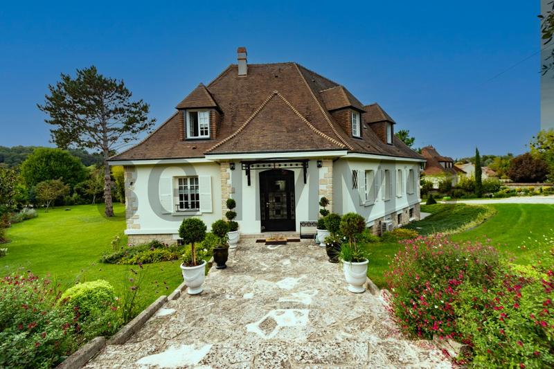 Maison - 295 m² - 9 pièces