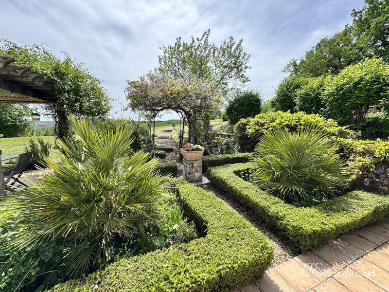 Maison - 325 m² - 16 pièces