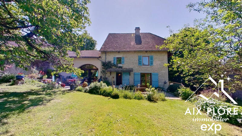 Maison traditionnelle - 248 m² - 7 pièces