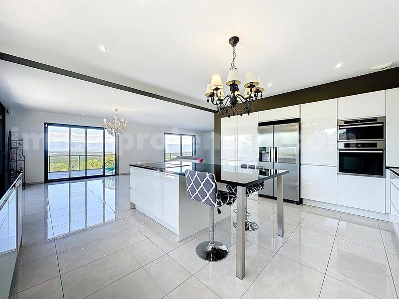 Maison - 280 m² - 8 pièces