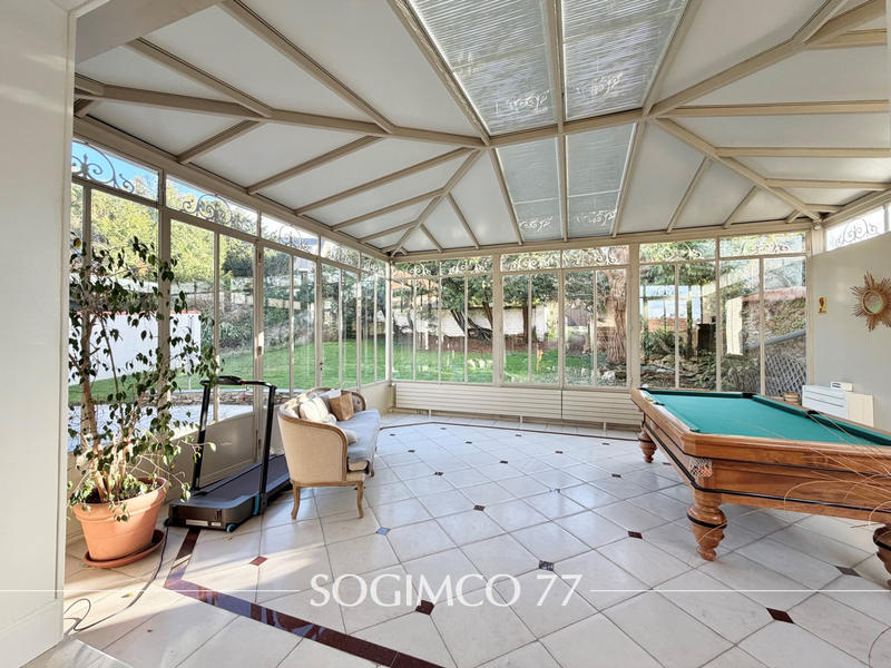 Maison - 201 m² - 9 pièces