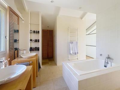 Maison - 271 m² - 9 pièces