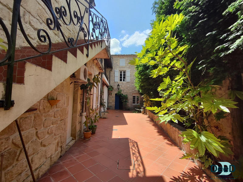 Maison - 288 m² - 9 pièces