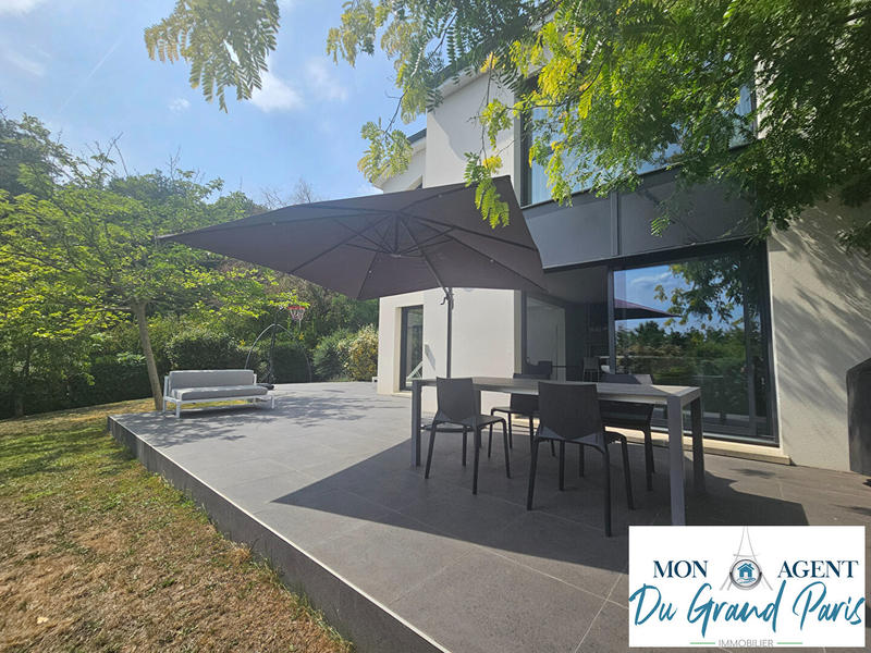 Maison - 204 m² - 7 pièces