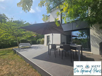 Maison - 204 m² - 7 pièces