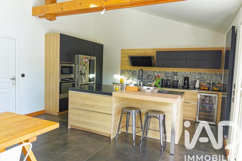 Maison - 225 m² - 9 pièces