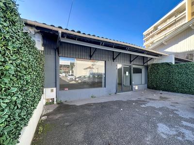 Local commercial - 248 m² - 7 pièces