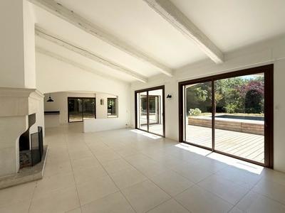 Maison - 242 m² - 9 pièces