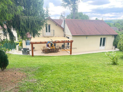 Maison - 230 m² - 8 pièces
